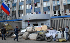 Сторонники федерализации у здания СБУ в Луганске © РИА Новости